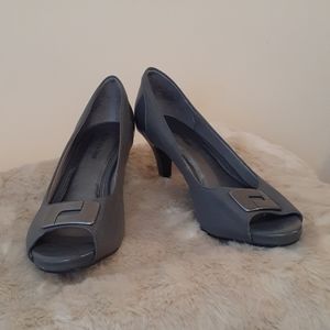 Naturalizers open-toed in gray 9.5